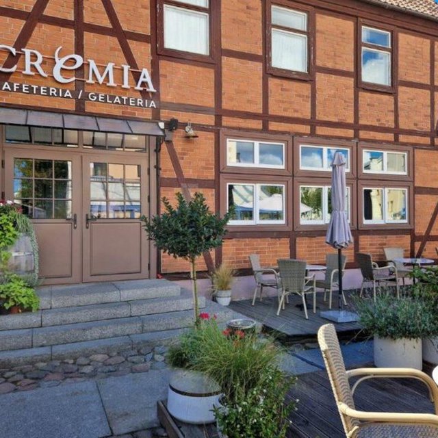 CREMIA Vitrine und Sitzmöglichkeiten