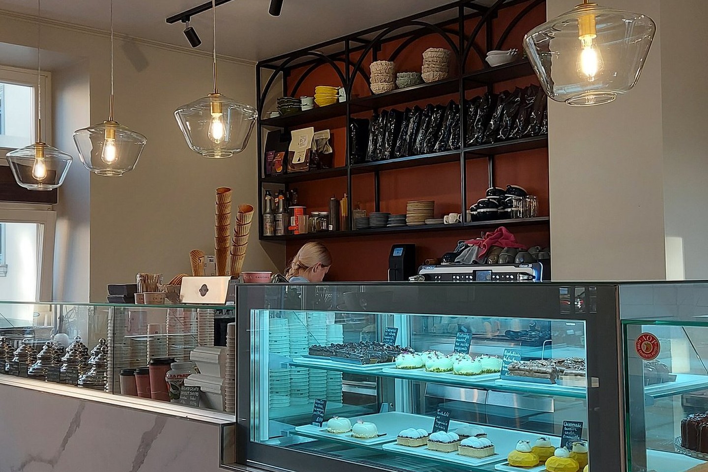Italienisches Gelato in der Vitrine